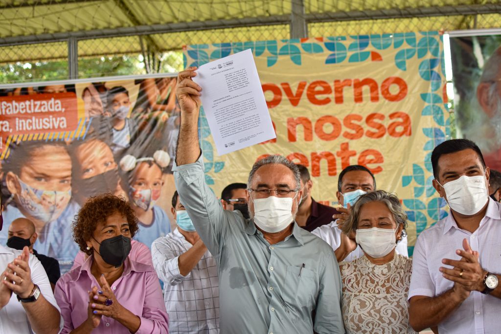 Após a assinatura da lei, a comemoração do prefeito Edmilson Rodrigues com servidores e autoridades presentes.