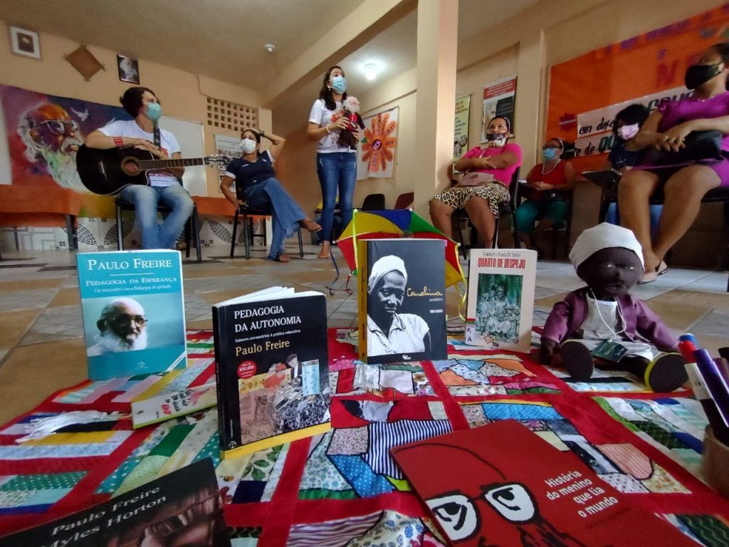 Pela primeira vez na história a Prefeitura de Belém garantiu o direito ao bônus livro a todos os servidores da educação municipal.