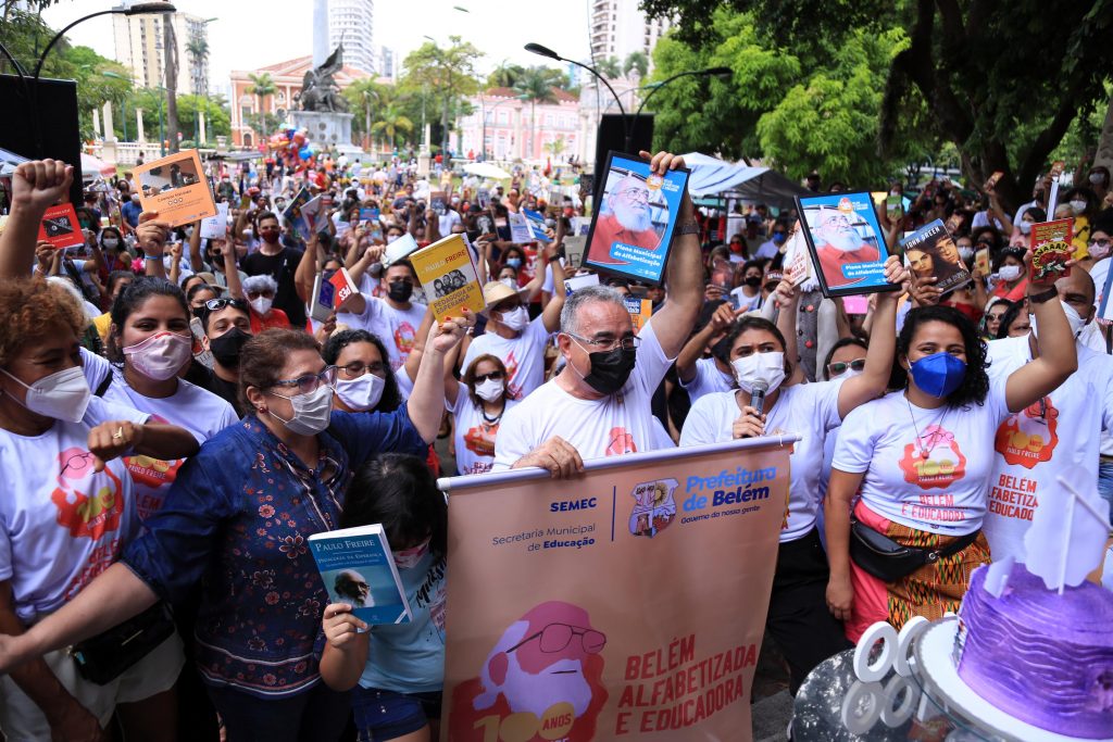 Cortejo pelas ruas de Belém foi o ponto culminante da programação que comemorou o Centenário de Paulo Freire em Belém e a entrega do Plano Municipal de Alfabetização ao prefeito Edmilson Rodrigues.