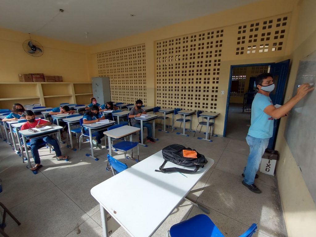 Escolas municipais devem voltar com 100% das turmas a partir de março