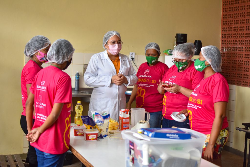 Curso de panificação artesanal, promovido pelo programa Donas de Si, na cozinha da Escola Liceu de Artes e Ofícios Mestre Raimundo Cardoso, no Paracuri, em Icoaraci, reúne mulheres beneficiárias do Bora Belém