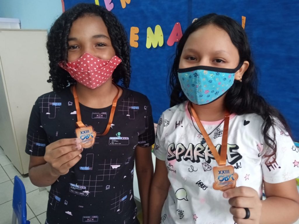 As estudantes Karina Rayssa Amador Pereira e Ana Beatriz Silva Santos, as jovens cientistas de Belém premiadas pelo CNPQ.