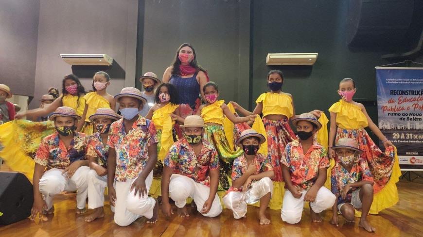 Apresentação cultural do grupo Pirão de Açaí, da Escola Milton Monte, da Ilha Grande