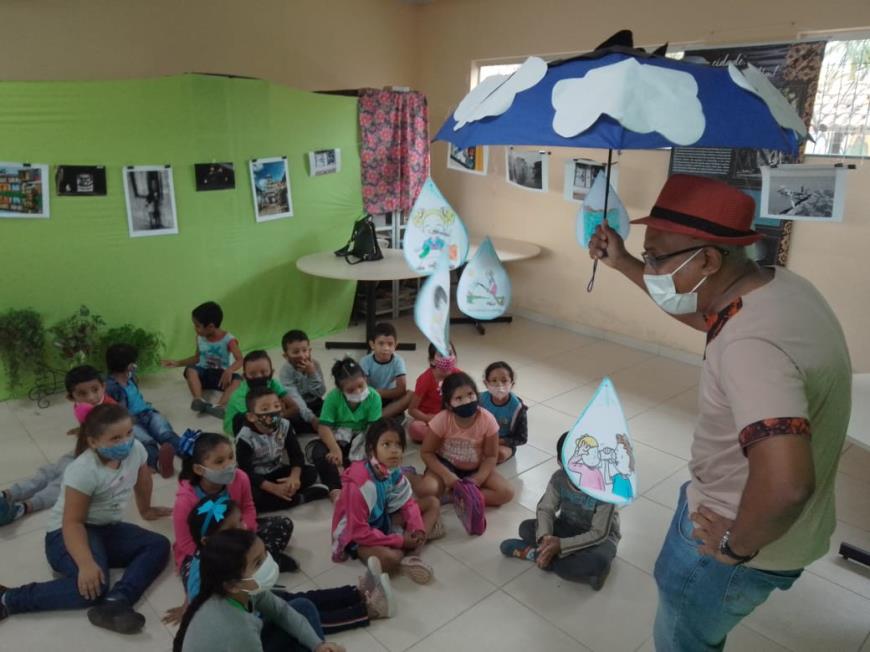 Com a exposição fotográfica, os alunos da Walter Leite Caminha, no Mangueirão, conhecem novas formas de leitura