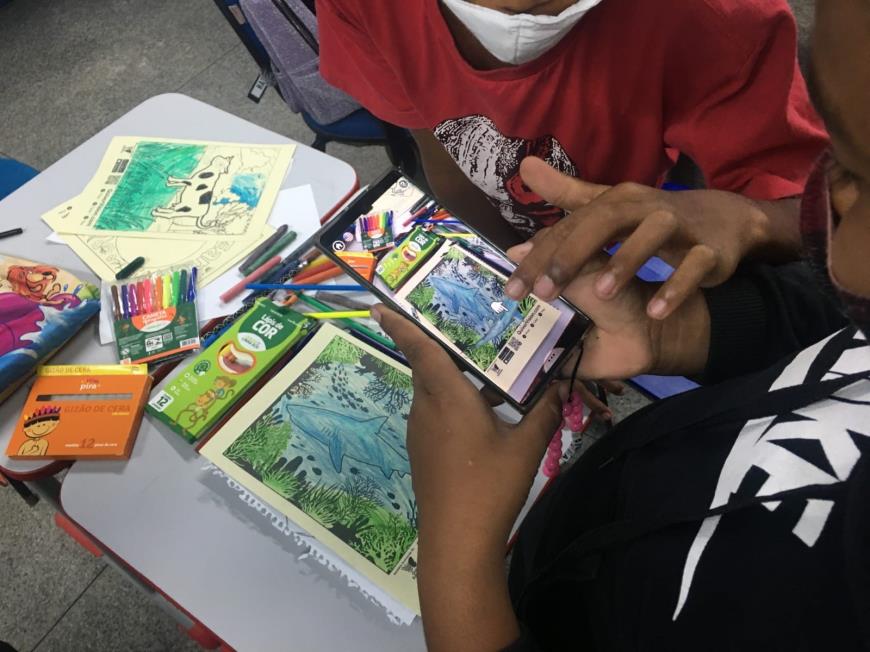 Com o aplicativo Quiver Edu as crianças conseguiram dar vida aos desenhos projetando os em 3D no ambiente virtual com a ajuda de smartphones