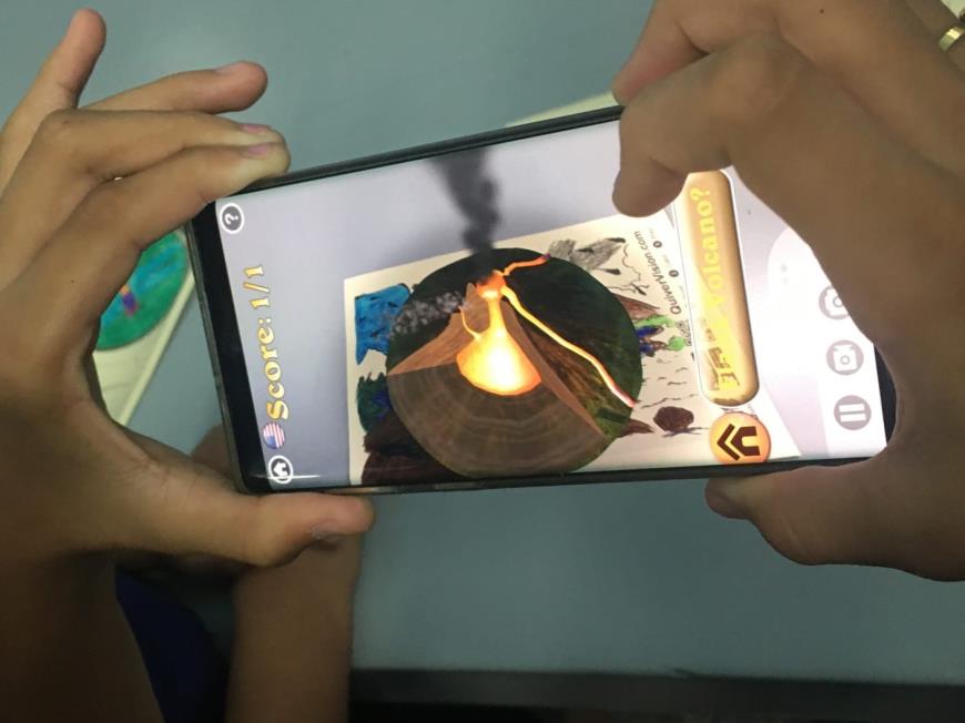 Com o aplicativo Quiver Edu as crianças conseguiram dar vida aos desenhos projetando-os em 3D no ambiente virtual com a ajuda de smartphones
