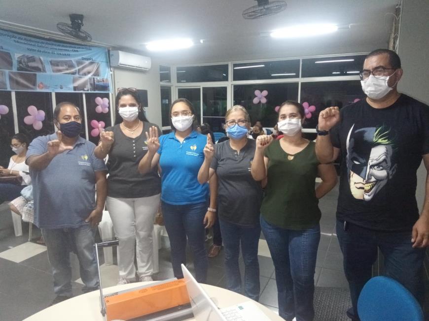 Educadores treinam a língua de sinais durante aula inaugural no Centro de Referência em Inclusão Educacional Gabriel Lima Mendes