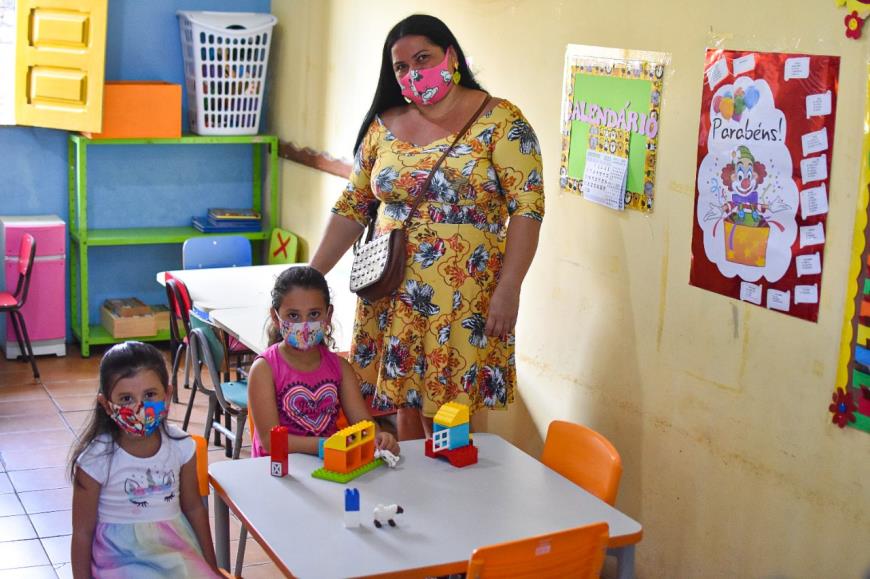 Vânia Pereira da Cruz, 37 anos, beneficiária do Bora pra Escola, é mãe da Vitória Sofia da Cruz Chaves e Eloísa da Cruz Chaves, estudantes da Unidade de Ensino Infantil Casa da Amizade, em Icoaraci
