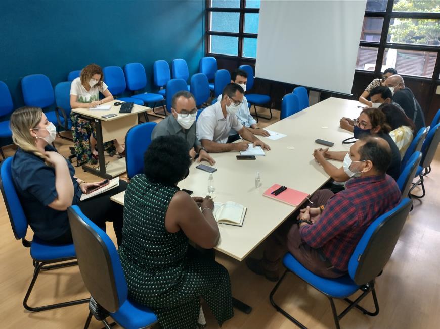 A comissão de servidores grevistas foi recebida na Secretaria Municipal de Educação (Semec) pela diretora geral em exercício da Semec, professora Guiomar Cruz