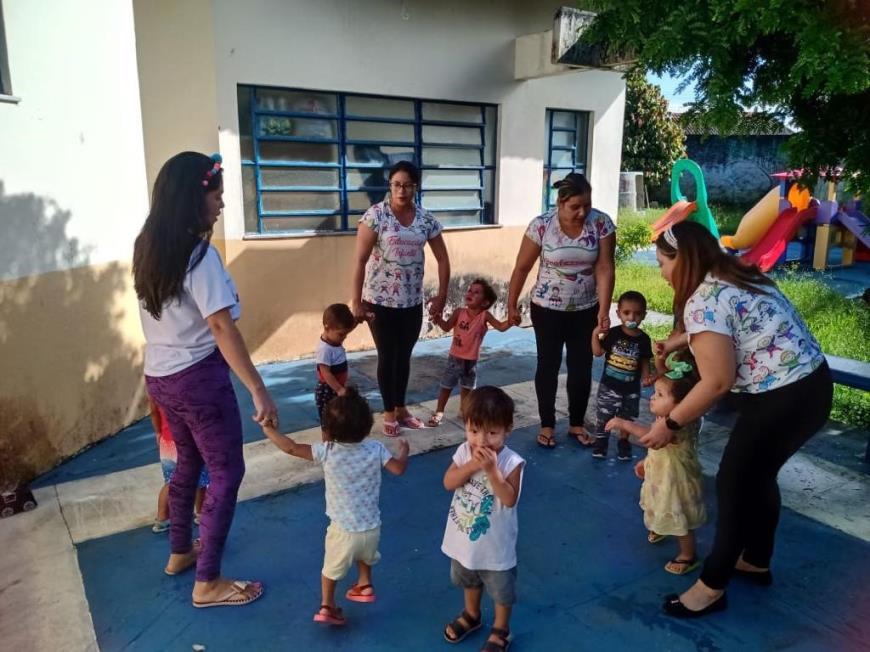 Atividades adequadas nessa idade impactam no desenvolvimento cognitivo, linguístico e socioemocional das crianças, aspectos fundamentais para a aprendizagem na escola