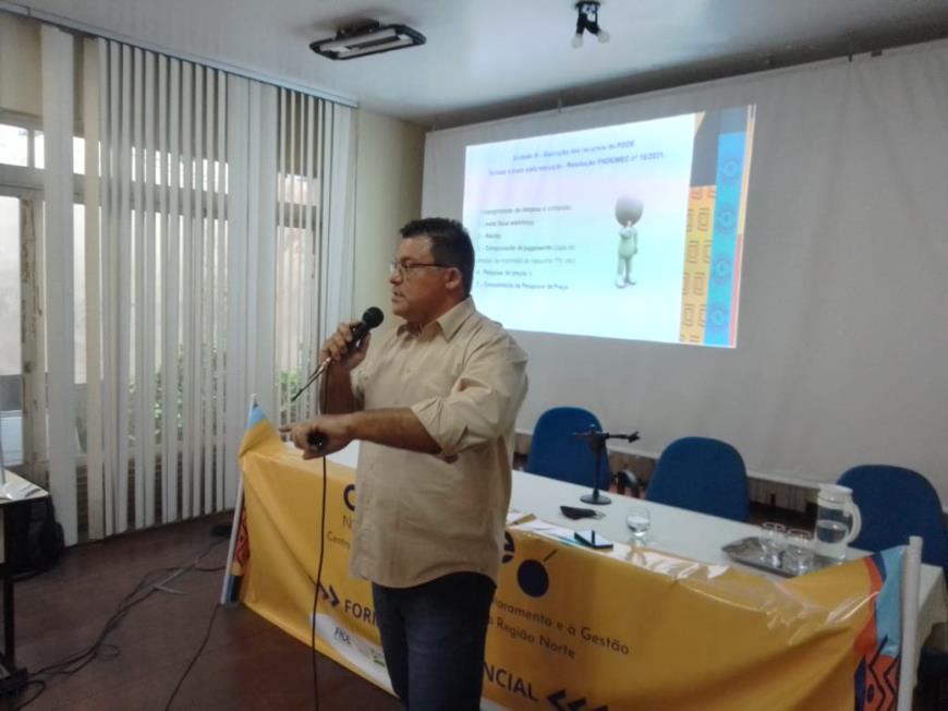 Professor Kadson Olivera esclarece dúvidas sobre Programa Dinheiro Direto na Escola aos gestores escolares