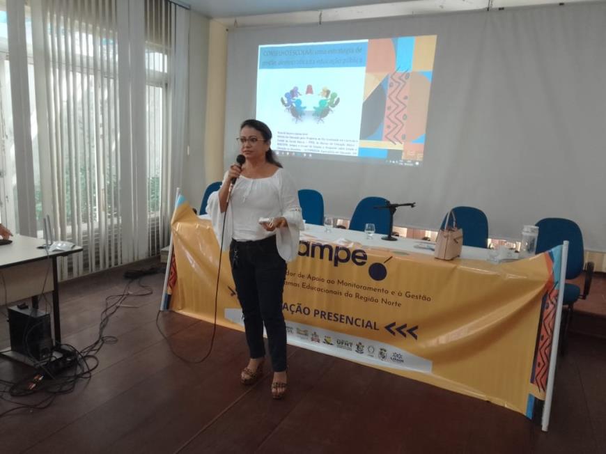 Professora Rosa Vale informa aos presentes sobre conselho escolar e gestão democrática