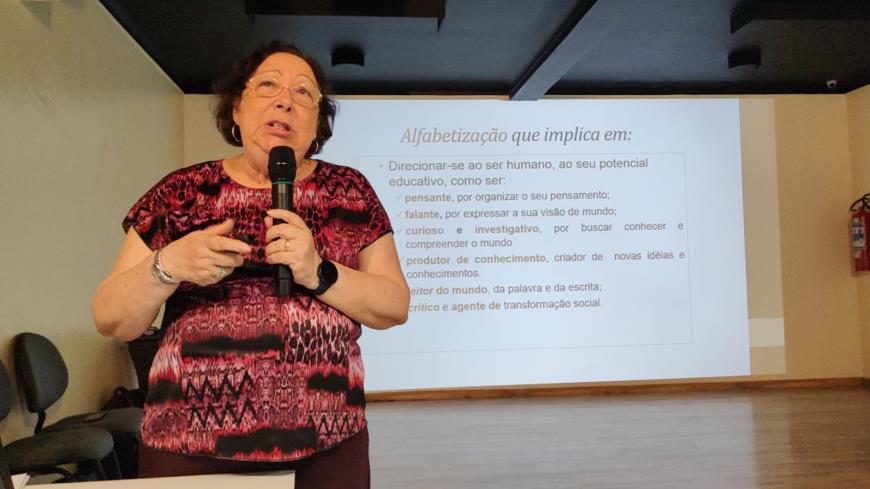 A professora Ivanilde Apoluceno, que abordou o tema Fundamentos Teóricos e Metodológicos da Educação de Paulo Freire.