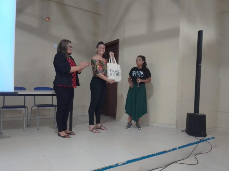 Ao final a professora de arte, Tay Cid Costa, ganhou um guia didático com instrumentos, para servir de apoio aos professores na prática de musicalização em sala de aula.