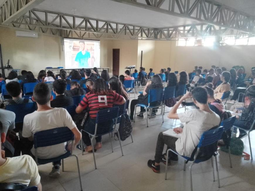 Cerca de 150 estudantes, do 7º ao 9º ano, presentes no encontro, puderam conhecer um pouco da obra do maestro Heitor Villa Lobos