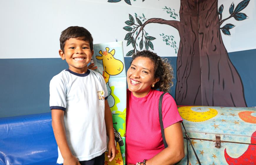 Eliza de Souza Braga, 32, autonoma, e o filho de cinco anos, Enzo Braga Barros.