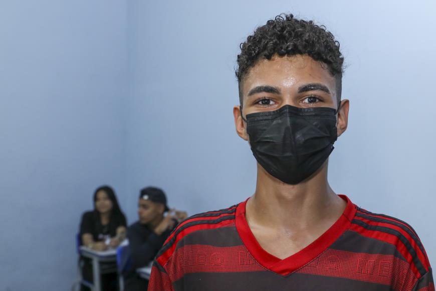 Fernando Nonato, 15 anos, estudante da Escola Municipal Ruy Silveira Brito, disse que prefere continuar usando a máscara.