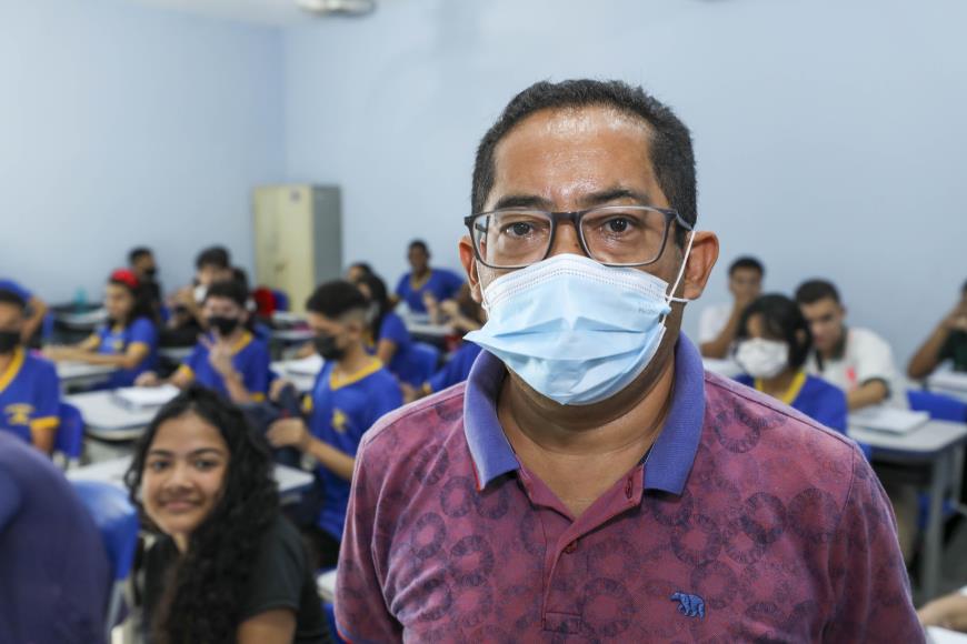 O professor de matemática, Roberto Nunes, de 48 anos, segue uma rotina com os jovens, sempre borrifando as mãos dos alunos antes da entrada em sala de aula.