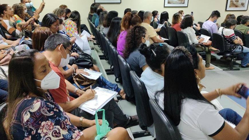Todos os participantes estavam atentos ao método de alfabetização de Paulo Freire apresentado na formação