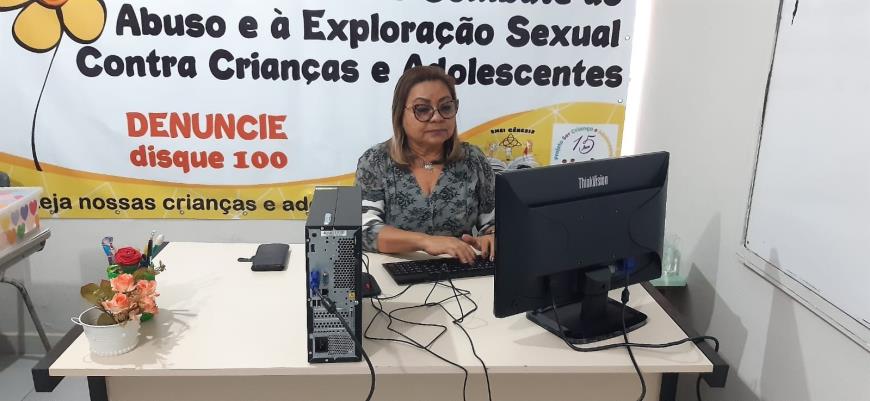 Célia Vale, coordenadora pedagógica da EMEI Gênesis, que foi uma das unidades contempladas com um computador, comemora a conquista.