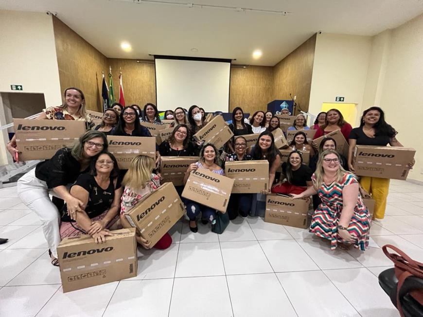 Durante a reunião de alinhamento do fim do primeiro semestre, foram entregues 35 computadores aos gestores de escolas de Educação Infantil.