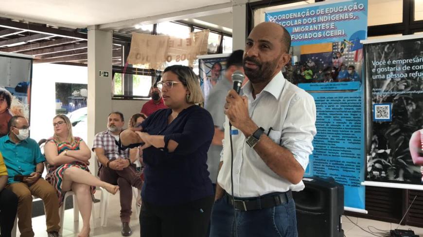 O vice-prefeito Edilson Moura, enfatiza a importância de discutir de forma coletiva as políticas públicas para imigrantes e refugiados.