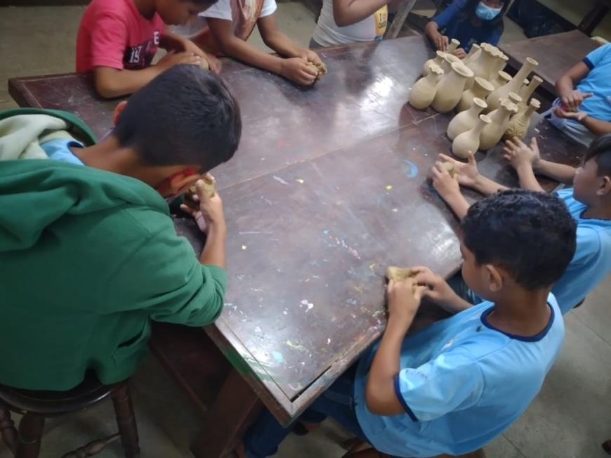A Educação Patrimonial nas escolas é um importante caminho para a preservação e valorização dos bens imateriais e das pessoas que formam o legado cultural histórico.