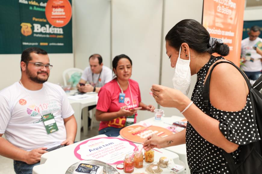 Estande do Banco do Povo mostra a produção das beneficiárias do programa Donas de Si, que qualifica mulheres para alcançar a autonomia financeira