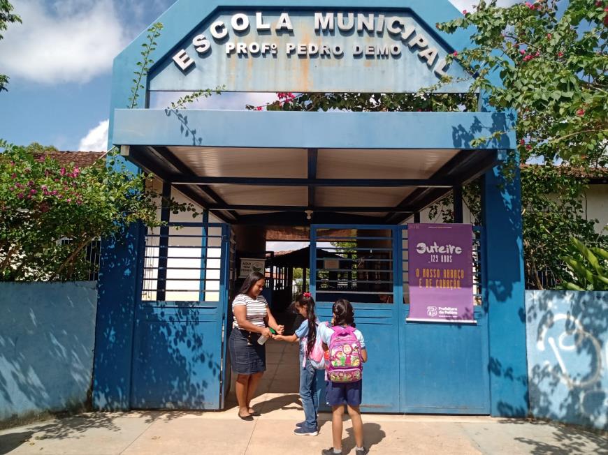 Fachada da Escola Municipal Professor Pedro Demo, em Outeiro.
