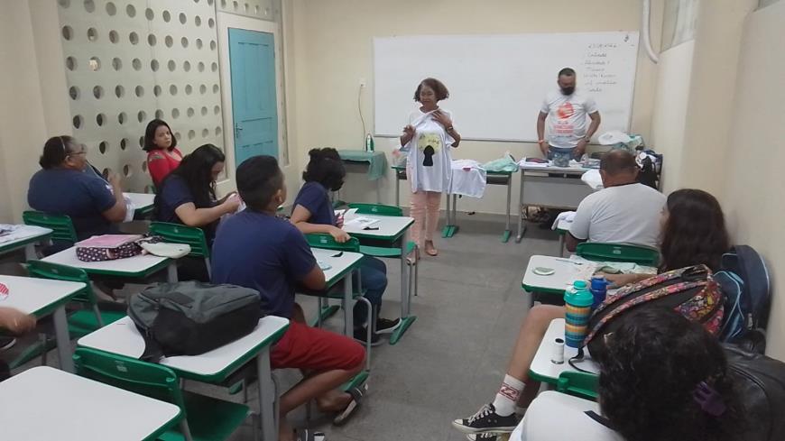 Na oficina os estudantes da Ejai aprendem caseado, tipo de costura, e a técnica de transfer.