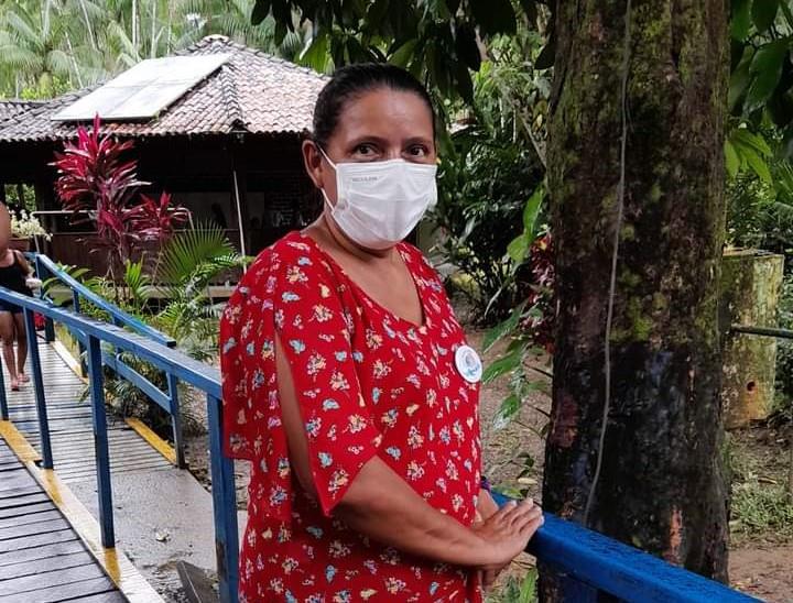 Sabina do Socorro Nunes Matos, 50 anos, secretária escolar na Escola Municipal de Educação do Campo Milton Montes, na ilha do Combu, faz o acolhimento de alunos e famílias.