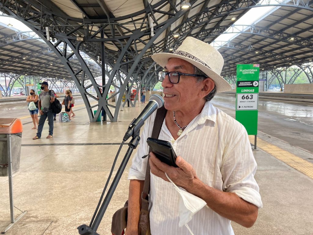 O poeta Antônio Juraci Siqueira também fez parte da programação com um sarau para os usuários.Foto: AScom Semec