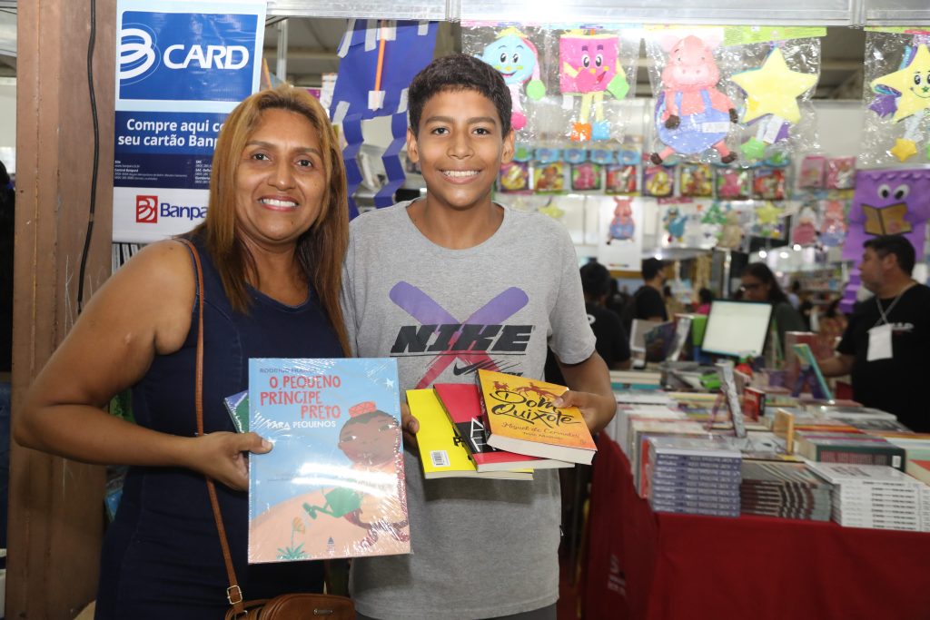 A assistente de professora da Semec Gisele Alves aproveitou o bônus de R$ 200 para comprar um livro para o filho, Gabriel Alves, de 13 anos. Foto: Marcos Barbosa