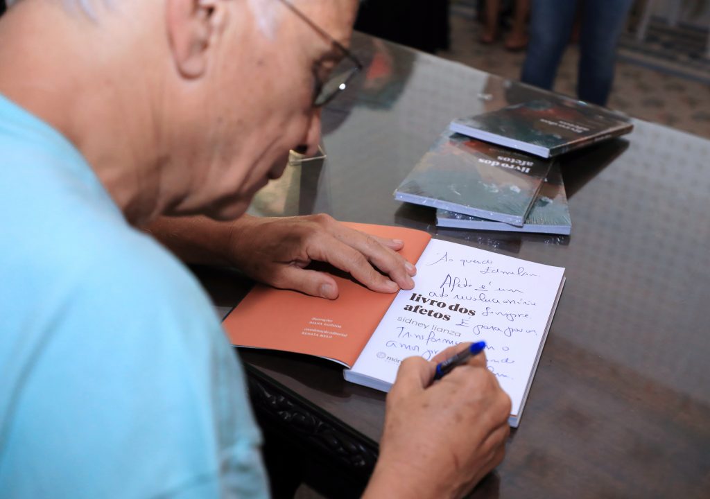O autor e a autora credenciados poderão comercializar, pessoalmente, suas obras no dia e horário do seu lançamento ou sessão de autógrafos determinado pela coordenação do evento. O valor arrecadado com a venda de livros será integralmente destinado ao autor credenciado, sem ônus.