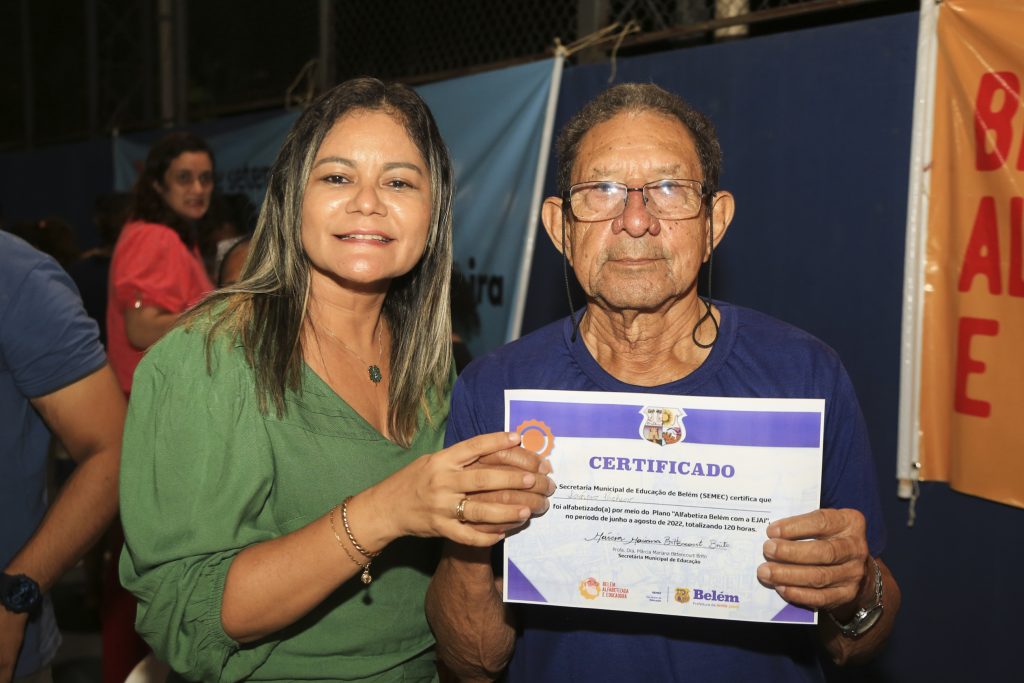 Lucideia Vilar, 85 anos, recebe, das mãos da professora da Escola Josino Viana, seu certificado.Foto: Marcos Barbosa