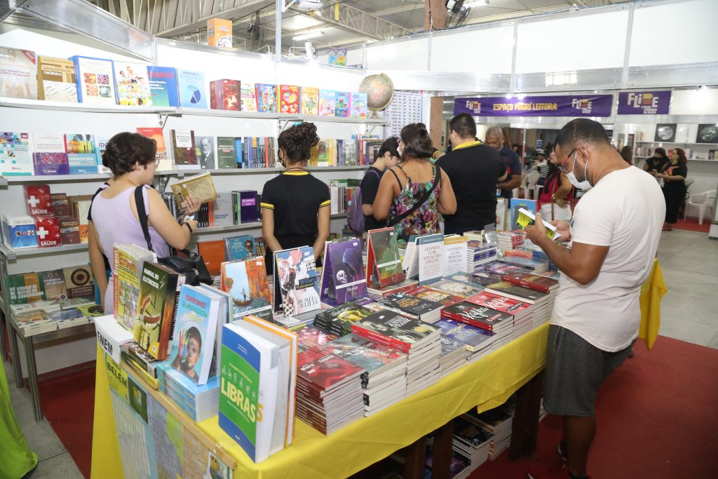 A Festa Literária é promovida pela Prefeitura de Belém, por meio da Semec, e homenagea escritores Paes Loureiro, Antônio Juraci Siqueira, Heliana Barriga e Zélia Amador de Deus. Foto: Marcos Barbosa