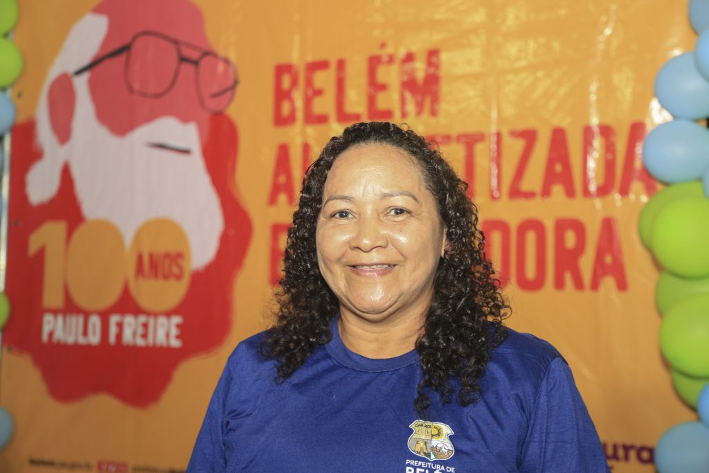"É uma honra estar aqui e receber meu certificado de alfabetizada", disse a aluna Eubelena Almeida Coelho dos Santos, 53 anos.Foto: Marcos Barbosa