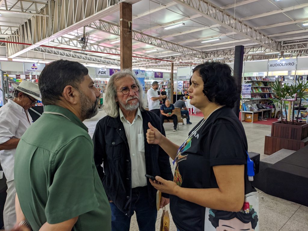 O escritor Alfredo Garcia (à esquerda) parabenizou a Prefeitura de Belém pela participação de Nicodemos Sena na I Flibe. Foto: Leandro Müller