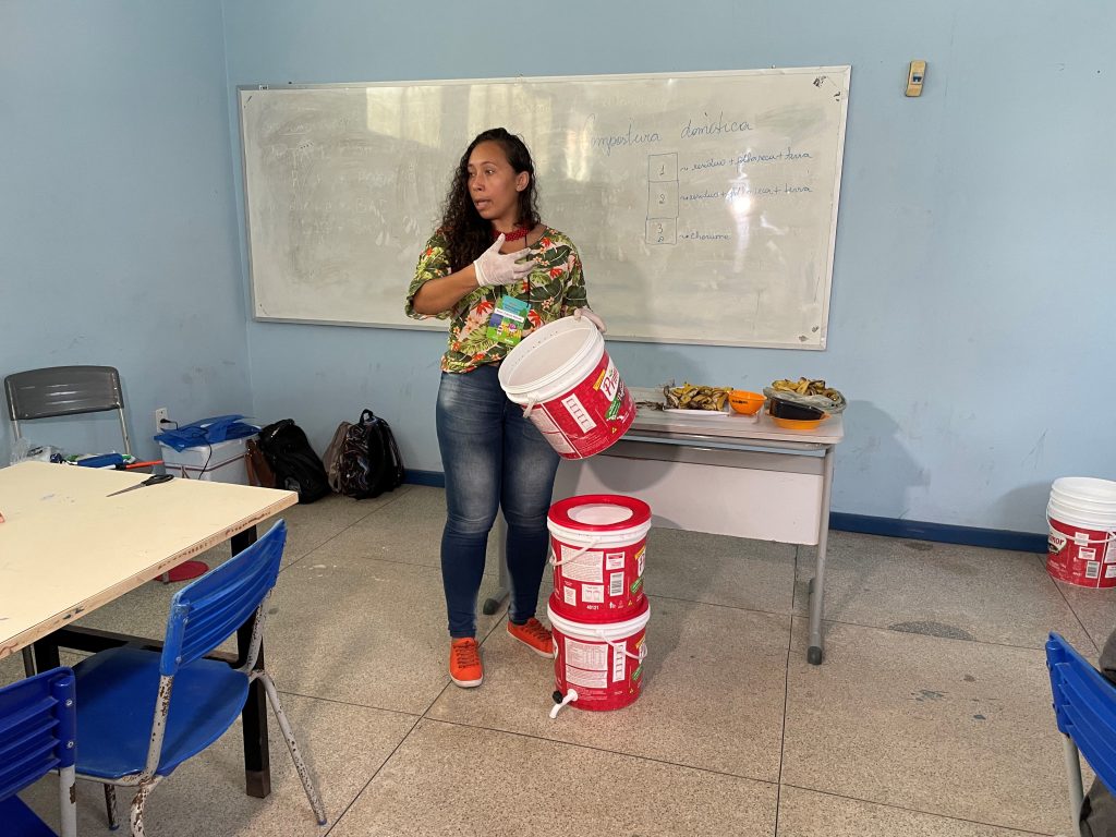 Professora Tahnity Haarad mostrando na oficina de compostagem como montar a composteira, que ficou na escola. Foto: Leandro Müller