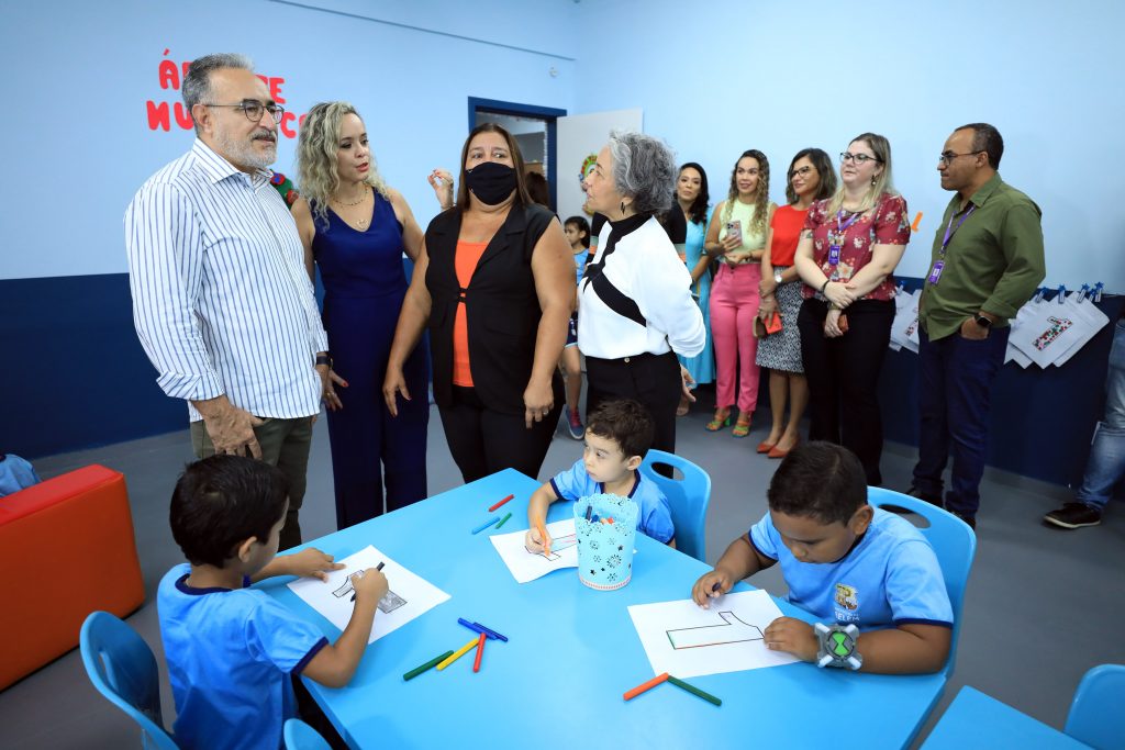 O prefeito de Belém, Edmilson Rodrigues, comentou que "equipamentos novos e sala de informática demonstram uma verdadeira modernização" para a Emeif Duas Irmãs.Foto: Mácio Ferreira