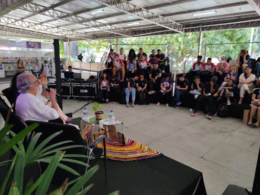 O escritor João de Jesus Paes Loureiro, um dos escritores homenageados da I Flibe, conversou com o público no Café Literário. Foto: Leandro Müller