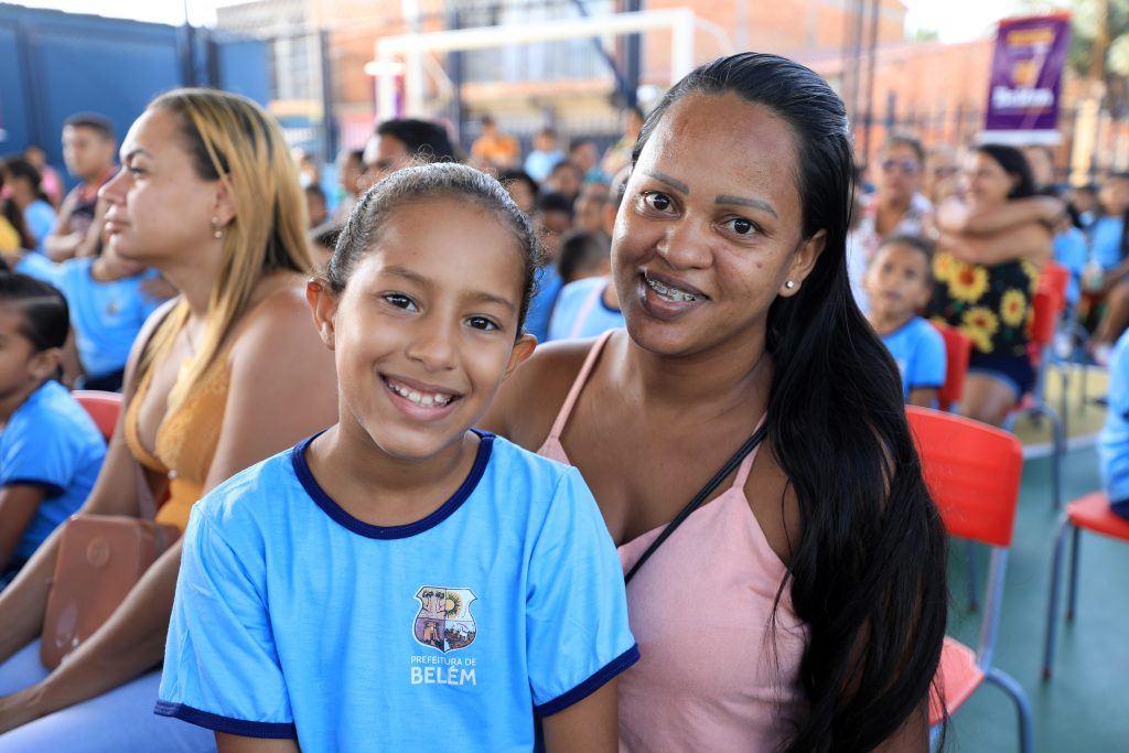 Para a design de sobrancelhas, Iris Cardoso,  mãe da estudante do 4° ano do ensino fundamental, Rhiana dos Santos, é muito bom ter uma nova escola.Foto: Mácio Ferreira