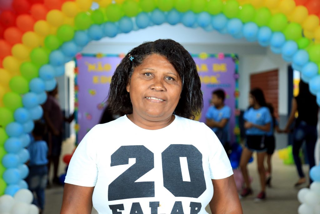 "Graças a Deus que foi concluído. Pra nós é motivo de alegria. Aqui tem uma boa educação, com professores atenciosos. Eu tô feliz", disse a dona de casa, Irine Soeiro Gonçalves.Foto: Mácio Ferreira