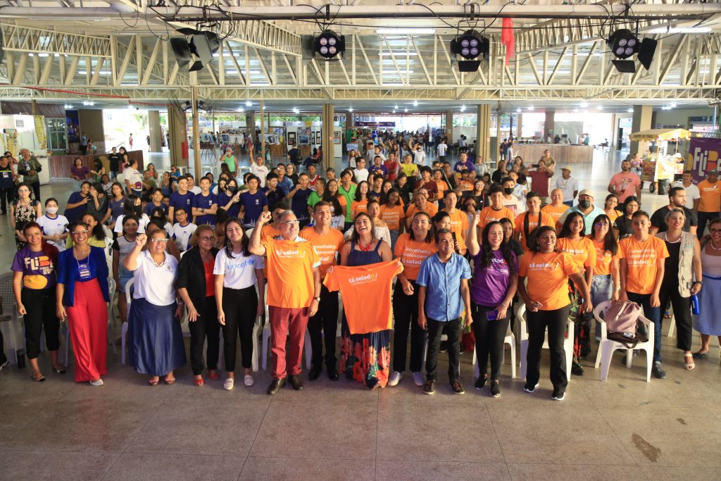 O lançamento foi realizado dentro da Festa Literária de Belém (Flibe), que está ocorrendo no Centro Cultural Tancredo Neves (Centur), e reuniu diversos adolescentes que irão participar das plenárias distritais, além dos congressos dos Adolescentes e da Cidade. Foto: Marcos Barbosa