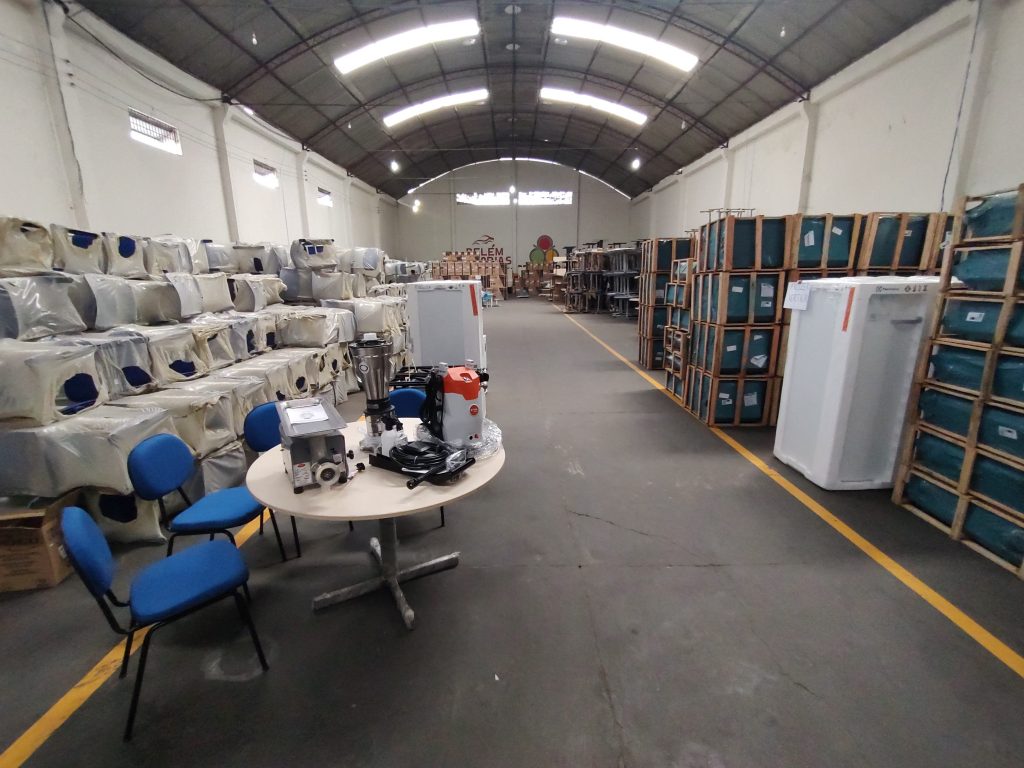Móveis e eletrodomésticos novos comprados pela Semec as escolas municipais