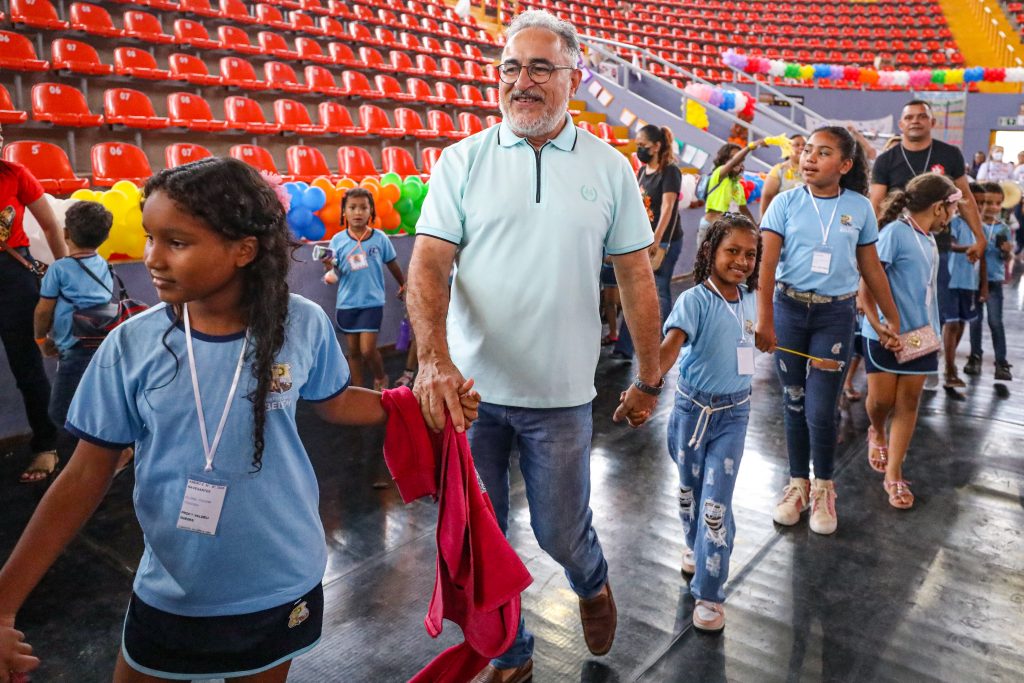 “Que reunião linda. As crianças mostrando consciência, sensibilidade, fazendo propostas para o futuro e elegendo aqui um prefeito e uma prefeita, que vão nos ajudar a governar, na ótica das crianças”, analisou o prefeito Edmilson Rodrigues