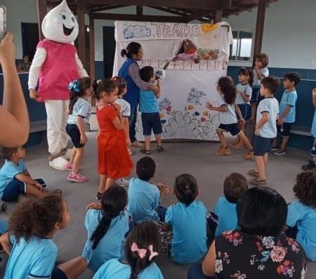 Estudantes da Escola Municipal de Ensino Infantil e Fundamental - EMEIF Satélite participam de atividade recreativa durante a manhã de vacinação na instituição