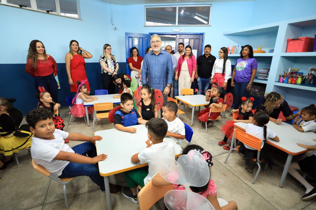Prefeito Edmilson Rodrigues e equipe da Semec visitam as salas de aula reformadas na Emei Rita Nery no bairro do Tenoné