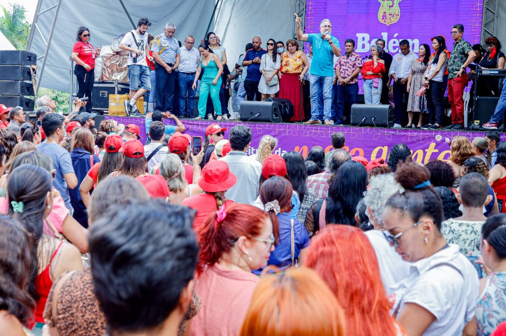 Prefeito Edmilson Rodrigues comandou a homenagem aos servidores e servidoras públicas do município, em grande festa na Praça da República