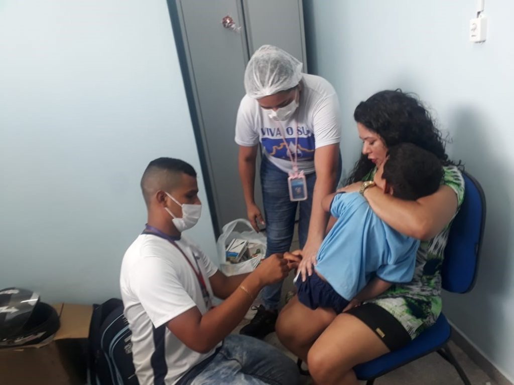 O aluno Artur Silva, de 4 anos , recebeu vacina contra a Covid-19 no colo da mãe Odiléia Silva na própria escola onde estuda